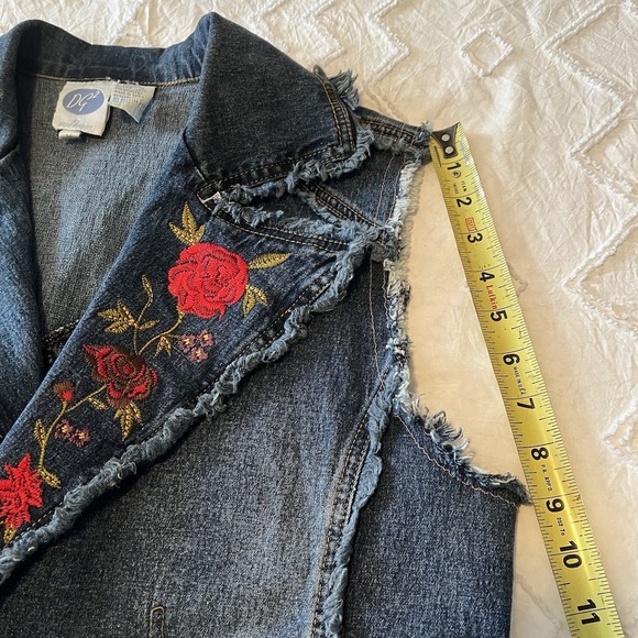 DG2 Embroidered Denim Vest Women's M Floral Rose Pockets Frayed Hem Boho Y2K - Picture 11 of 11